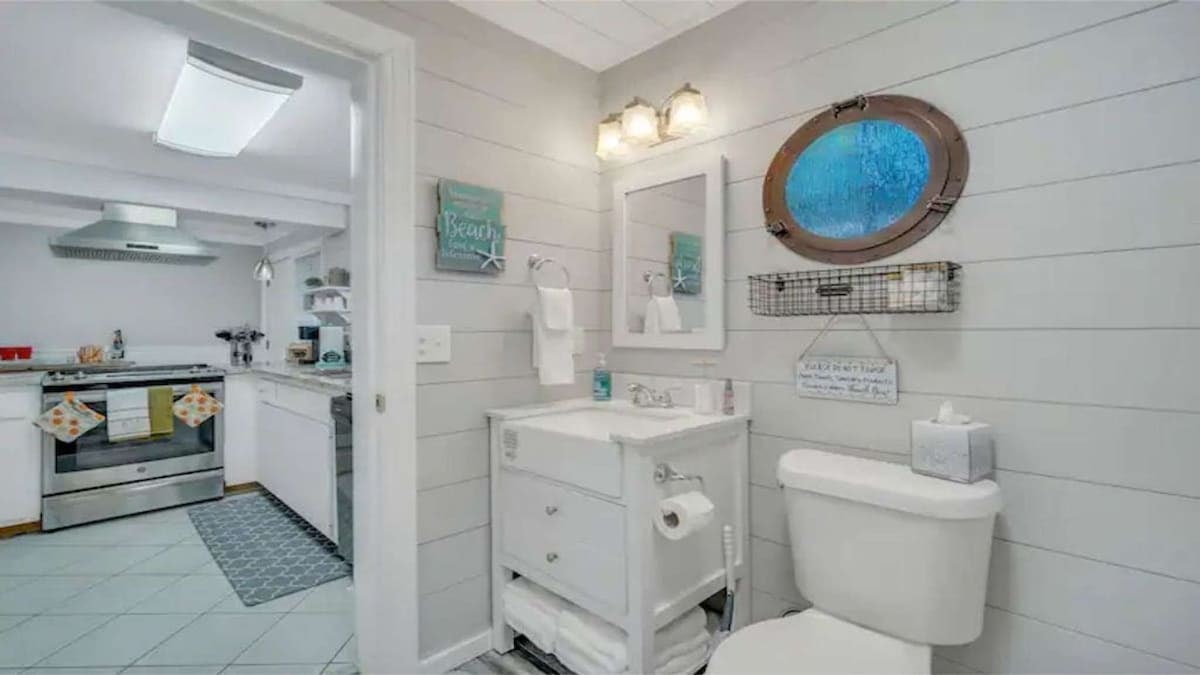 Flip Flop Paradise, bathroom