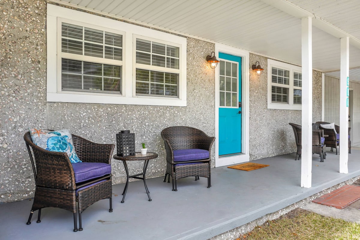 Flip Flop Paradise, exterior