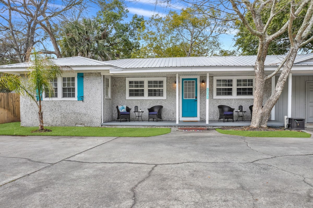 Flip Flop Paradise, exterior