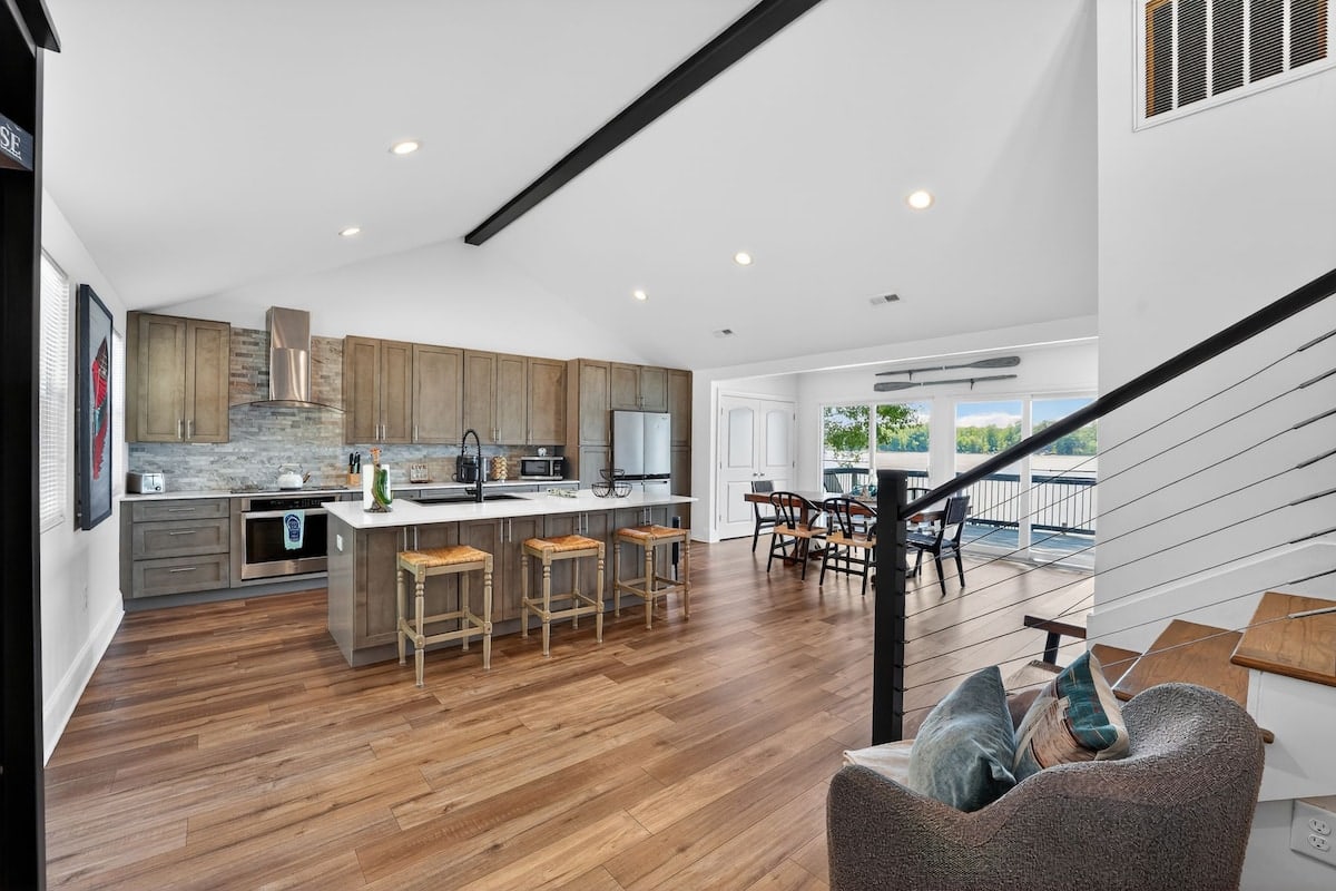 Lake Wylie Waterfront, living room